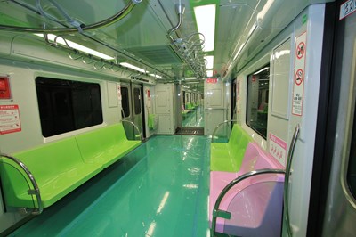 捷運綠線車廂內裝首度台中曝光 議員讚設計貼心