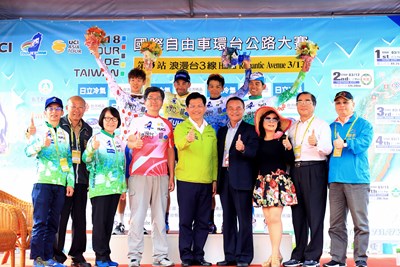 Tour de Taiwan on Romantic Provincial Highway 3  Mayor Lin greets the riders at the finish line