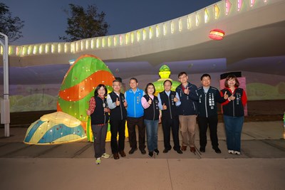Deputy Mayor Lai Shu-hui offering a sneak peek at the stunning scenes of the 8 themed lantern areas.