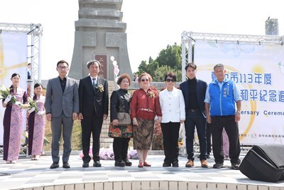 Group photo of the representatives of the 228 memorial associations with the mayor