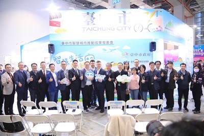 Group photo of the Taichung City Government team and representatives from various sectors at the achievement press conference.