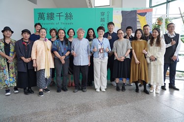 Cultural Director Chen Jiajun took a group photo with participating artists from various countries