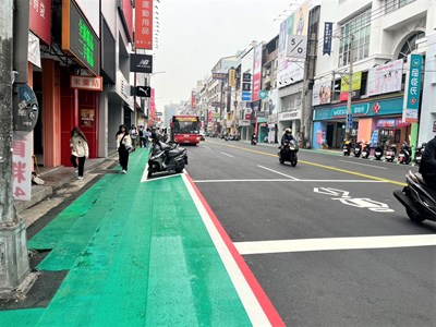 Since its completion, the marked pedestrian walkways of the FenChia Business District have been praised by businesses, tourists, and students alike.