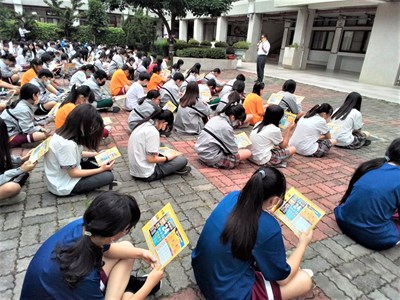A new use for pencil boards - Longjing Junior High School in Taichung distributes pencil boards donated by locals, with information regarding the Yellow 24 taxi-bus route and timetable on it.