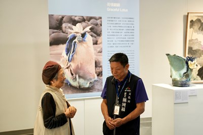 Deputy Director Shih Chun-Fu of the Cultural Affairs Bureau expressing his admiration for Lu Shu-Chen’s diverse style and exquisite ceramic artistry.