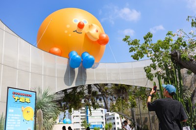 Giant adorable creatures appear at PARK2 Caowu Square! TIAF's 10th anniversary draws crowds with new IP characters “Bing Bing” and “Liang Liang”