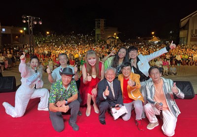 Folk singers taking a group photo with over 4,000 attendees