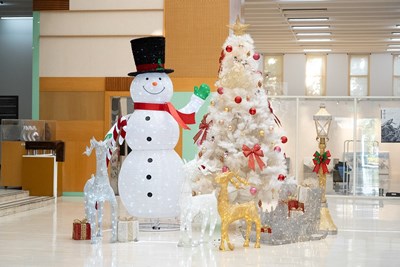 The Huludun Cultural Center will create a romantic and dazzling Christmas-themed display in its lobby.