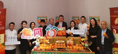 Group photo with distinguished guests