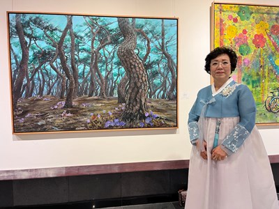 Korean artist Kim Ok Suk visited Taiwan to participate in the joint exhibition, presenting her work, Pine Forest.