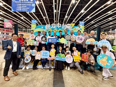Description: Group photo of the Central Taiwan Tourism Promotion Delegation at the opening ceremony.