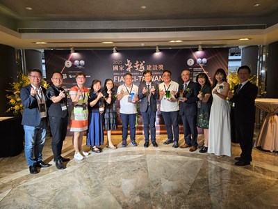 Caption: Group photo of the Education Bureau Director and representatives from award-winning schools