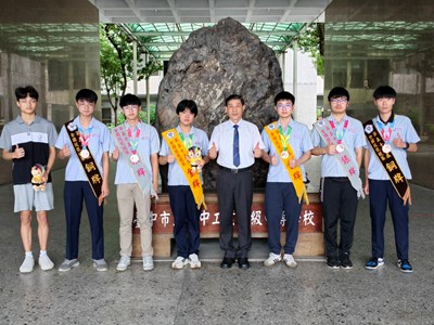 Caption: Gold, silver, and bronze medalists in the Robot System Integration category of the 55th competition pictured with Principal Huang Shang-yu of Taichung Municipal Taichung Industrial High School.