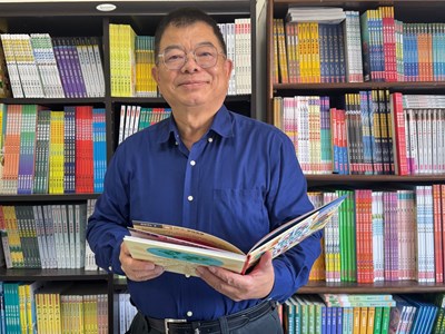 Lin Yi-sheng, a retired teacher of Dapeng Elementary School in Xitun District