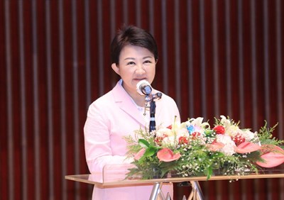 Caption: Taichung Holds Appointment and Handover Ceremonies for 101 School and Kindergarten Principals - Mayor Lu Expresses Gratitude and Encouragement - Let's Work Together to Cultivate Outstanding Talent