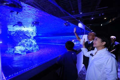 Caption: The mayor and the council speaker inspect the Taichung Aquarium-3