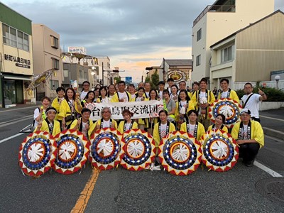 Caption: Group Photo of the Taichung–Tottori Exchange Delegation with the Umbrella Dance Troupe_0