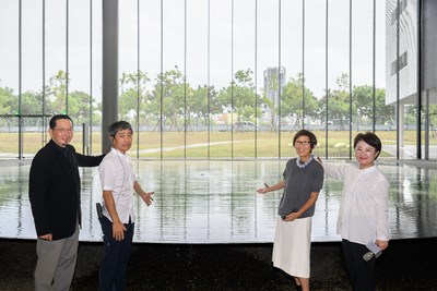 Mayor Lu Shiow-Yen, along with architects Kazuyo Sejima, Ryue Nishizawa, and Ricky Liu, unveil the main lobby of the Green Museumbrary.
Photo courtesy of Taichung Green Museumbrary – Wang Shih-Pang.