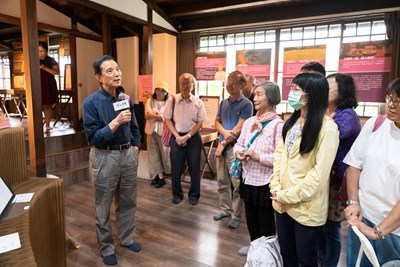 Writers personally explain their manuscript works. 3_0