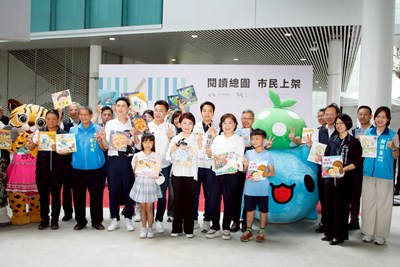 Photo1_Mayor_Lu_took_a_photo_with_the_crowd_holding_books
