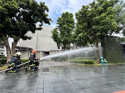 Firefighters deployed water hoses and completed the firefighting operation.