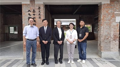 Group photo of the participants: (From left) Director Li Chih-fu, Professor Wang Hsin-heng, Professor Yukio Nishimura, Director Chen Chia-chun, Professor Lu Yao-chung.