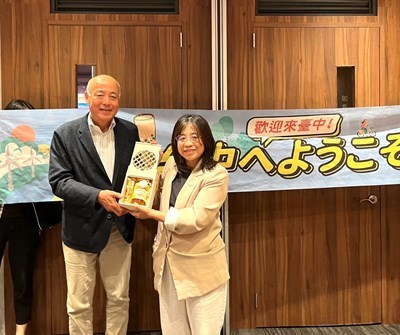 Director of the Tourism and Travel Bureau and Representative Director of Takamatsu Airport exchange gifts.
