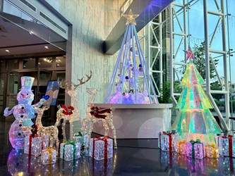 “Wishing Tree of Reindeer & Star” makes a romantic entrance at the Tun District Art Center._0
