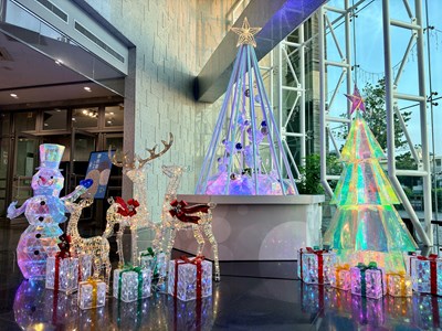 “Wishing Tree of Reindeer & Star” makes a romantic entrance at the Tun District Art Center._0