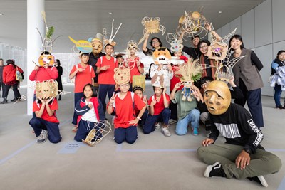 Group photo of the “A Call of All Beings” participating team, Papermoon Puppet Theatre (Indonesia), and students of P’uma Elementary School