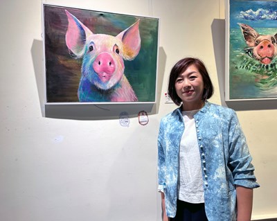 Kuo Hsiao-chun and her work “Come on—Give Your Hubby a Kiss!”, which captures the innocent and endearing moments of furry friends with warmth and humor.