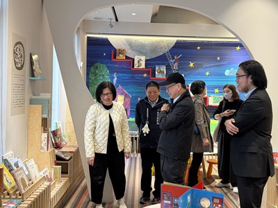 Minister Li Yuan, accompanied by Shih Chun-fu, Deputy Director of the Cultural Affairs  Bureau, visited the Central Bookstore 