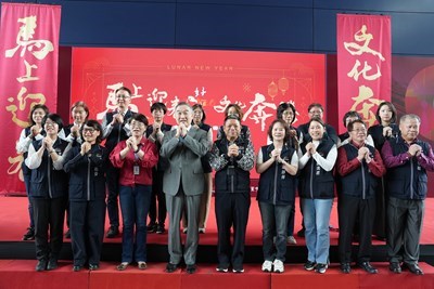 Deputy Mayor Huang leads the Cultural Affairs Bureau staff in New Year greetings.