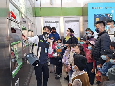 Taichung Metro tour guide introduces various station facilities.