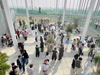 1At_the_Cultural_Forest_of_Taichung_Green_Museumbrary__visitors_enjoy_a_delightful_time_moving_along_with_the_rhythm_of_music_