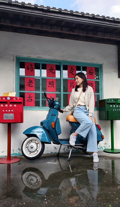 “Village Observation Station” brings together and displays old everyday objects marked by the passage of time, guiding visitors to see the resilience and warmth of family life in the past.