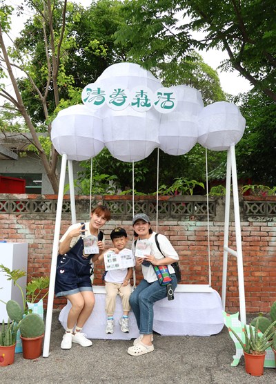 Outdoor installation P04, "Clouds in the Breeze" swing, is perfect for the whole family to take photos together.