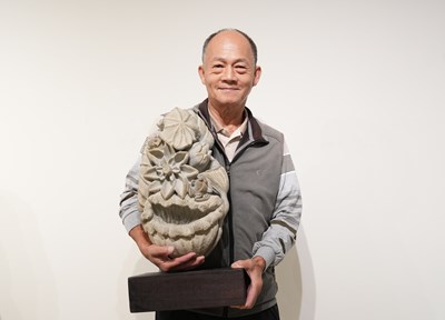 Chien-Yi Wang's Lotus Mood portrays the serene and crisp beauty of a post-rain lotus pond, bringing peace to the mind in a single instant.