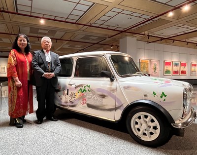 Hymn of Happiness" was co-created by Yu-Hui Chung and his wife, Hsueh-Ching Lin, through silkscreen printing and hand painting.