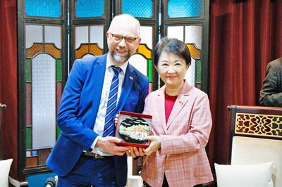 During the meeting, Mayor Lu presented the visitors with special souvenirs from Taichung