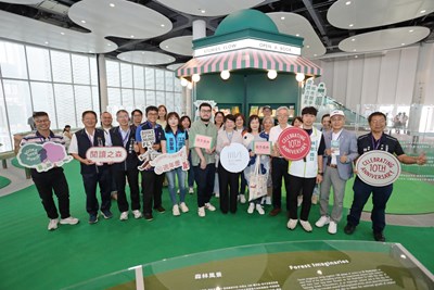 A Stroll Through the Forest - A Group Photo of Curators and Illustrators at the Taichung City Library 10th Anniversary Book Fair， Curators and participating illustrators gather for a group photo
