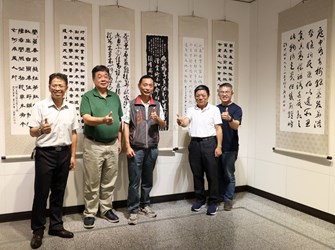 Cultural Affairs Bureau Deputy Director-General Shih Chun-Fu (second from right) and Delin Temple Chairperson Wang Shih-Hsiung (third from right) lead guests in viewing the award-winning calligraphy works.