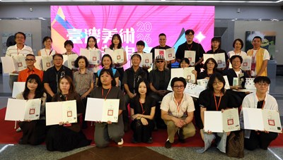 The Taiwan Emerging Art Awards held its opening and awards ceremony today, with winners and distinguished guests taking a group photo together.