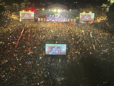 Opening Night of the Jazz Festival draws a crowd of over 120,000
