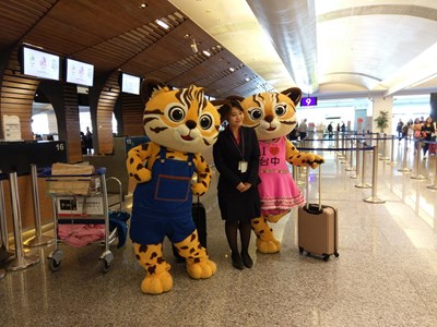 Leopard cat family went abroad to promote Flora Expo for the first time. They were popular at the opening of Korean Professional Baseball game