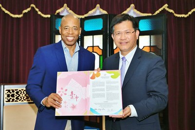 Executive of Brooklyn in New York City, the United States, signed the Taichung Declaration Mayor Lin invite him to participate in the Flora Expo