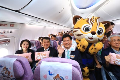 It’s the showtime of Flora Expo special livery cabin with the eye-catching Leopard cat throw pillows and aprons of the attendants