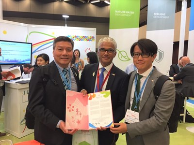 the Mayor of Bonn, Germany, and Chairman of the ICLEI Congress, Ashok Sridharan and Secretary-General Gino Van Begin  sign the「Taichung Declaration」