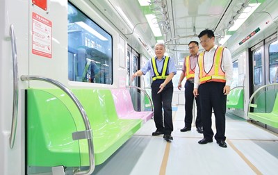 Accompanied by Transportation Bureau Director Wang Yi-chuan, Mayor Lin visited G12 station presented by Hsu Zong-xian