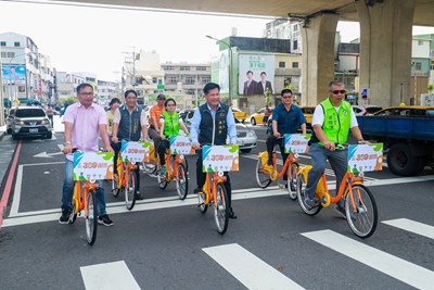Mayor Lin rode iBike to inspect the Tanxin parking lot nearby